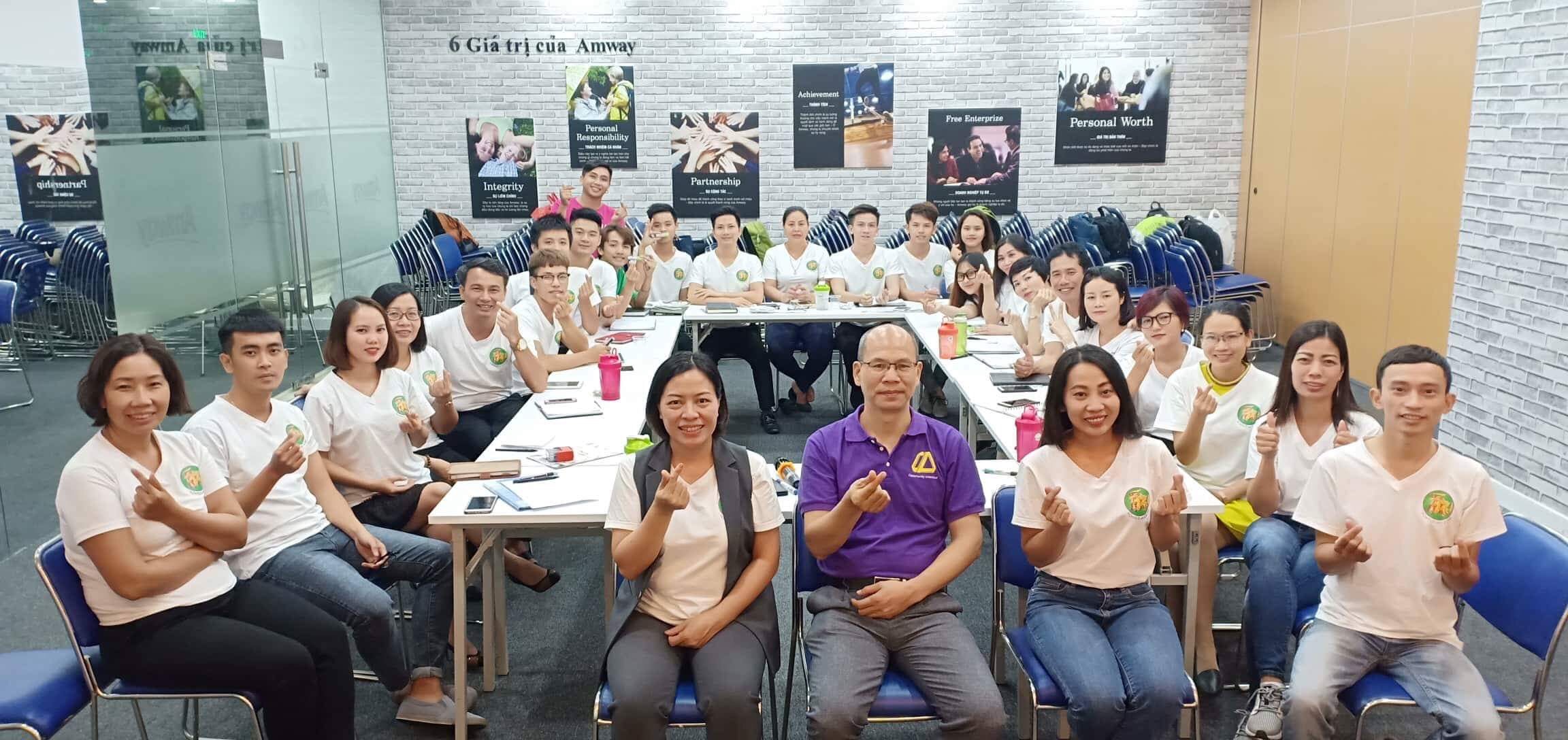 Đội nhóm Kim Kỳ Lân với nhà đồng sáng lập Diamond Vũ Thị Phúc và Bác sĩ Hoàng Hồng Kiên